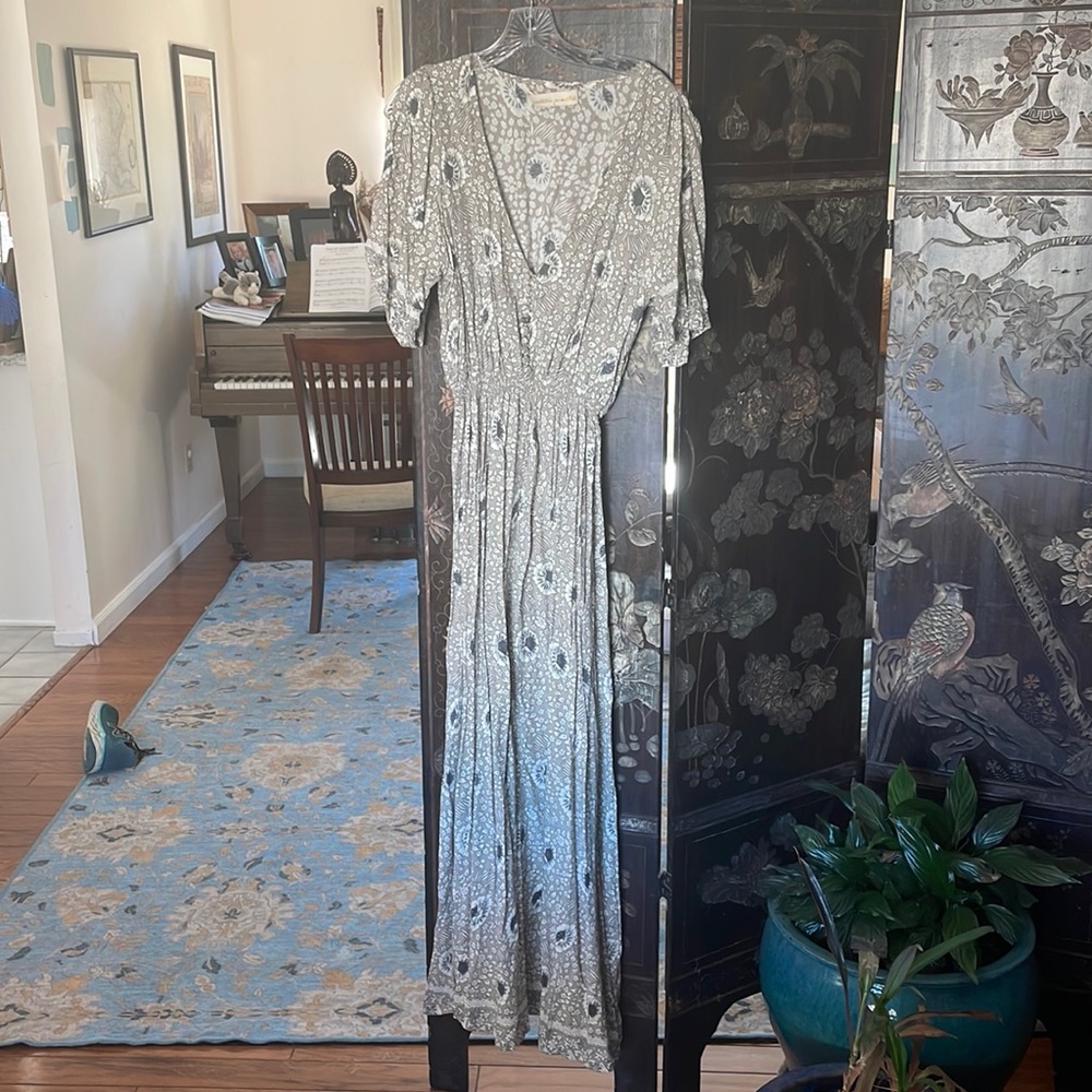 Natalie Martin grey floral split sleeve midi dress.
